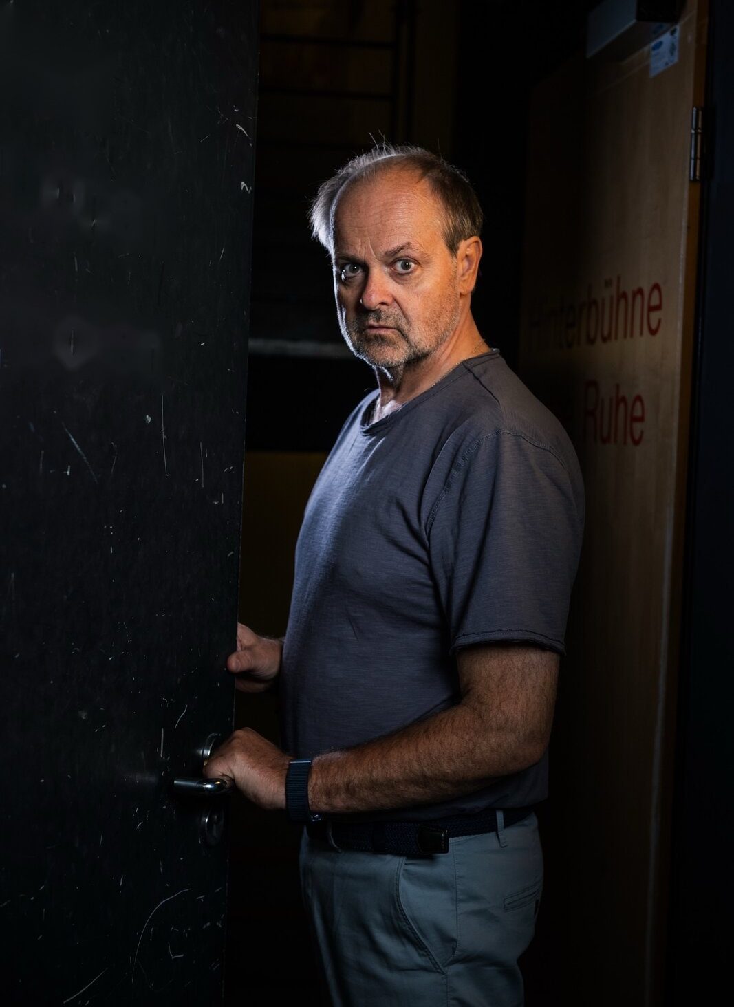Markus Majowski an einer Bühnentür
